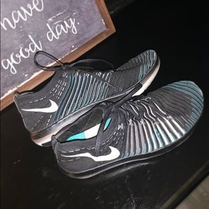 NIKE FLYKNIT BLACK WHITE/GREY/BLUE TRAINER